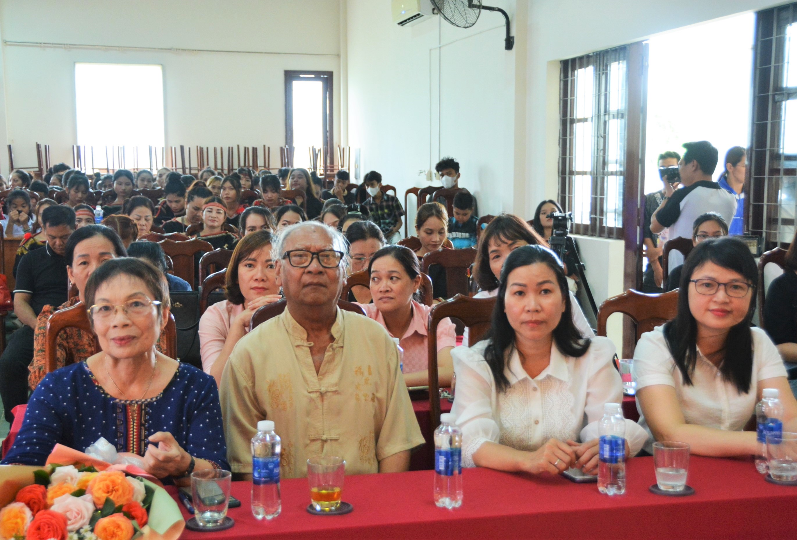 10-8 cồng chiêng đại biểu